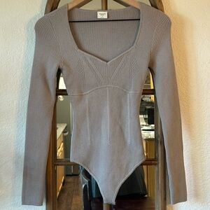 NWT Abercrombie & Fitch Ribbed Long Sleeve Bodysuit Small Taupe Sweetheart Neck
